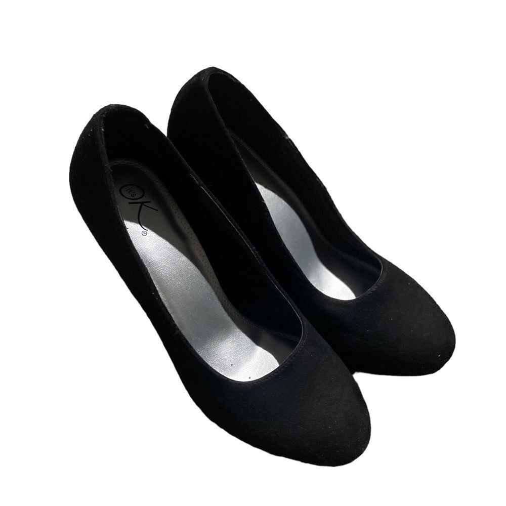 It’s ok black high heeled suede pumps excellent condition Siri on size 8